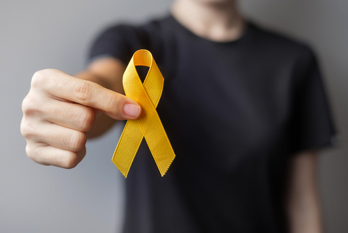 Man holding a yellow ribbon.